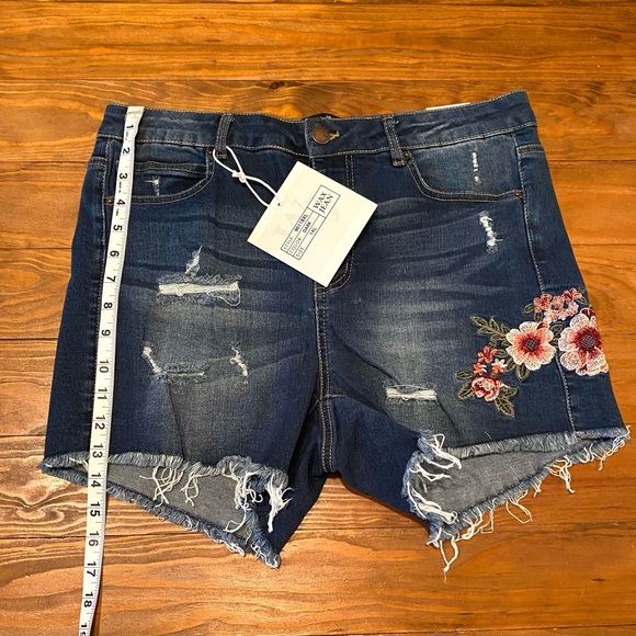 Women's Plus Size 1XL flower embroided Curvy Denim Jean Ripped Shorts Wax Jeans - Picture 2 of 15